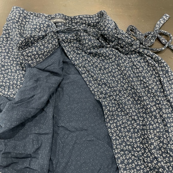 Brandy Melville Genevieve Navy Floral Wrap Skirt - Picture 4 of 6